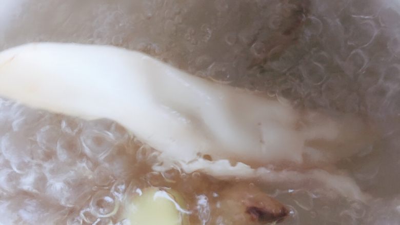 花胶鸡汤,把花胶放到锅里煮两分钟,完事闷两分钟