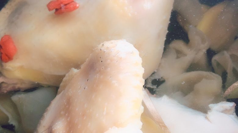 花胶鸡汤,➕没过鸡肉的纯净水,大概炖2-3个小时