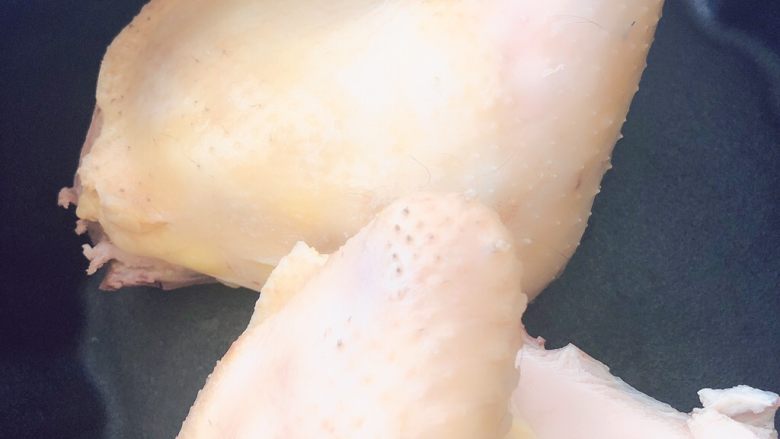 花胶鸡汤,冷水下锅里➕姜片料酒烧开,把水倒掉洗净备用