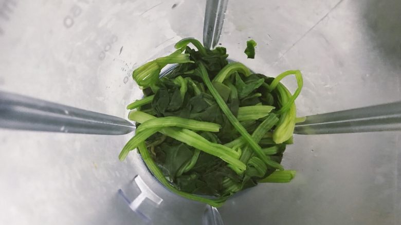 低脂奶香菠菜意面,稍微控水后加入料理机