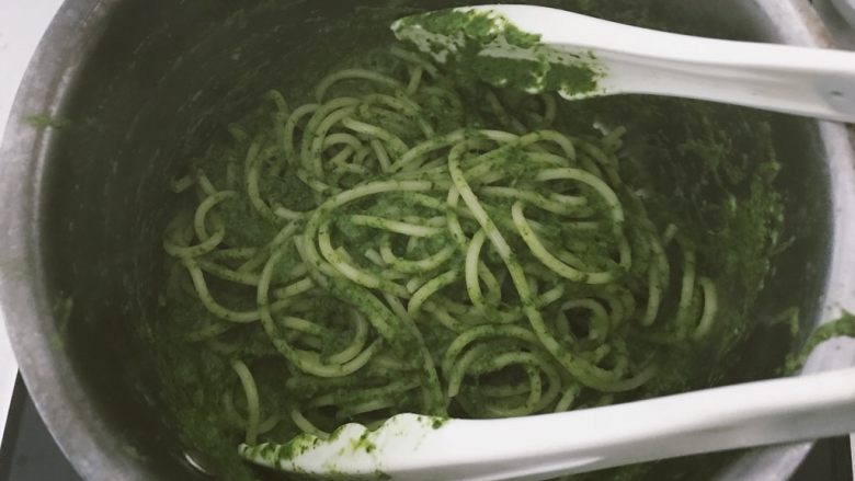 低脂奶香菠菜意面,把意面倒进去拌一下,加海盐调味