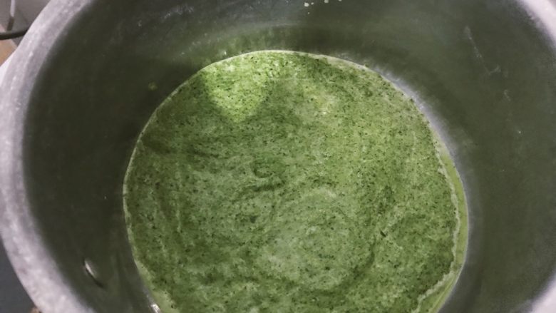 低脂奶香菠菜意面,锅中放酱料,小火加热