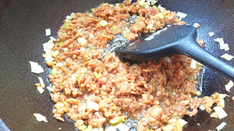 韩国黑豆酱炸酱面,放入肉末翻炒片刻,在加入少许生抽,和料酒