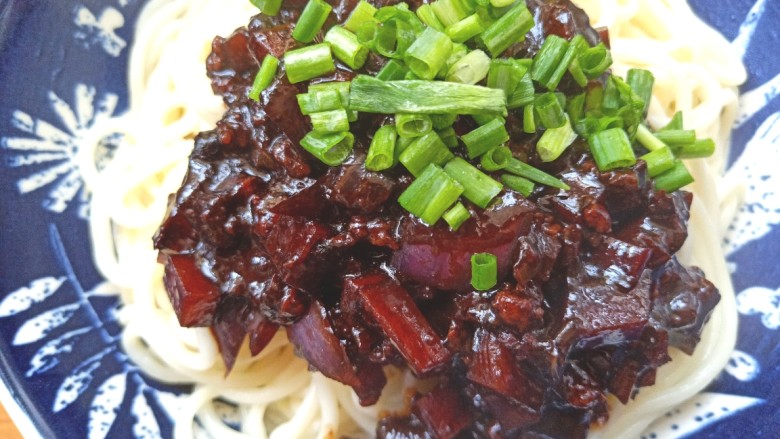 韩国黑豆酱炸酱面,舀两碗酱,撒上香葱姜