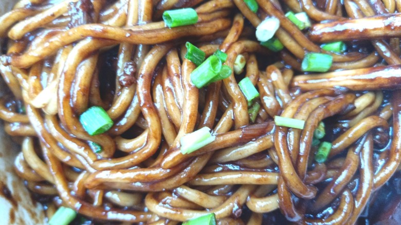韩国黑豆酱炸酱面,搅拌均匀,开吃一个字,香