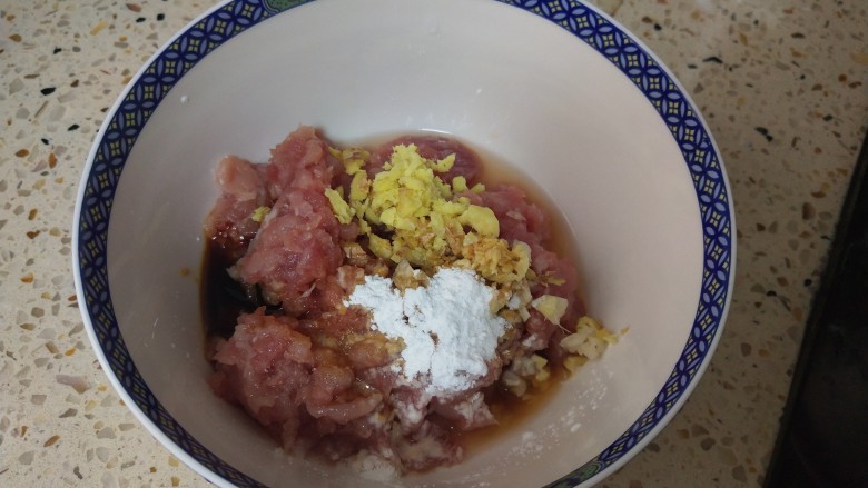 鸡蛋碎肉拌面,<a style='color:red;display:inline-block;' href='/shicai/ 414'>猪肉</a>搅碎后,加入一勺盐,一勺料酒,姜末,蒜末,一勺酱油,少许生粉