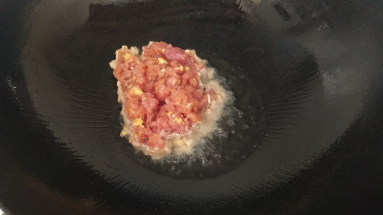 鸡蛋碎肉拌面,锅烧热后加入适量油,倒入腌制好的肉末