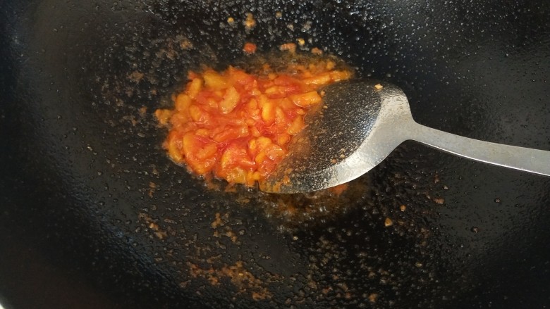 鸡蛋碎肉拌面,加入一勺盐,等番茄融化差不多就可以加入一小碗清水