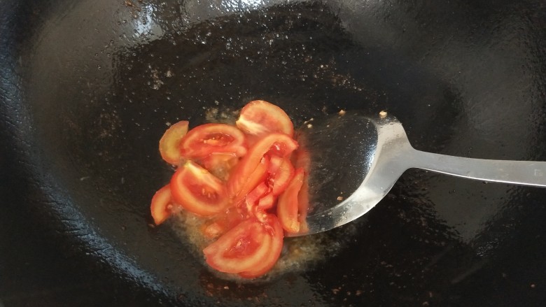 鸡蛋碎肉拌面,另起锅放入少许油,加入切好的番茄