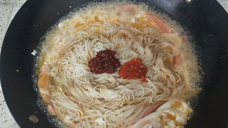 鸡蛋碎肉拌面,放入面条搅拌,再加入一勺辣椒酱,一勺豆瓣酱少许酱油,搅拌均匀,即可盛出开吃了!
