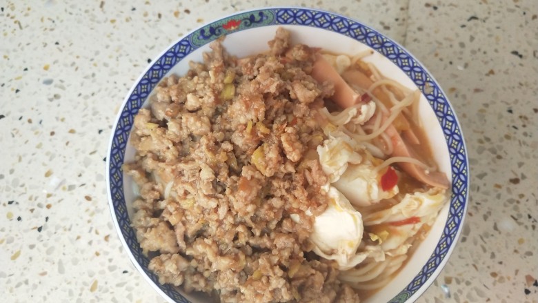 鸡蛋碎肉拌面,盛出后加入肉末,喜欢吃葱花的可以洒一点提味。
