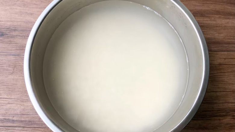 焖笋饭,把米清洗干净,放入大碗里浸泡2个小时。
