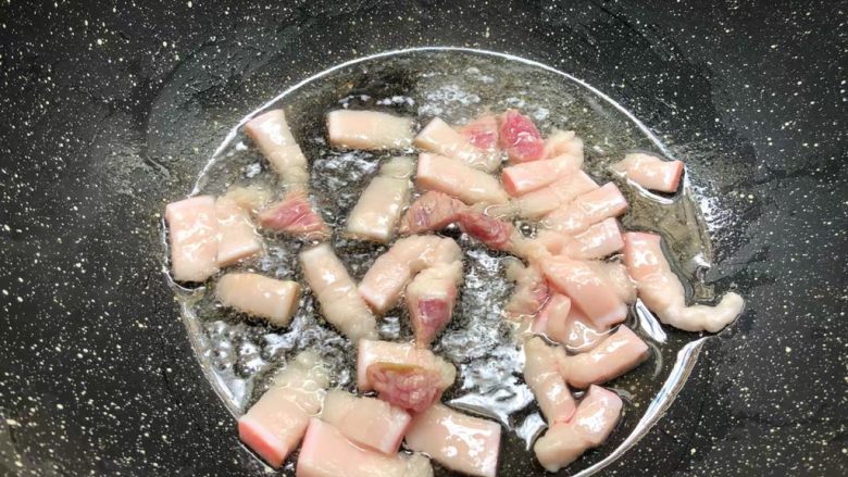 焖笋饭,热锅放入少许油,把肥肉放入煸炒出油。