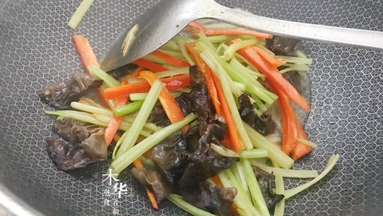 芹菜炒木耳,加点点水,焖一分钟。