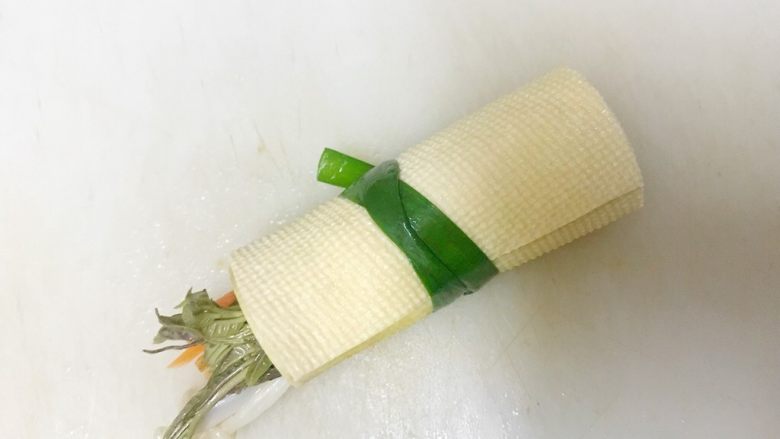 豆腐皮卷香椿,卷起来,用韭菜叶扎紧。
