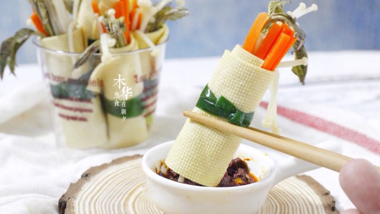 豆腐皮卷香椿,来,张口。