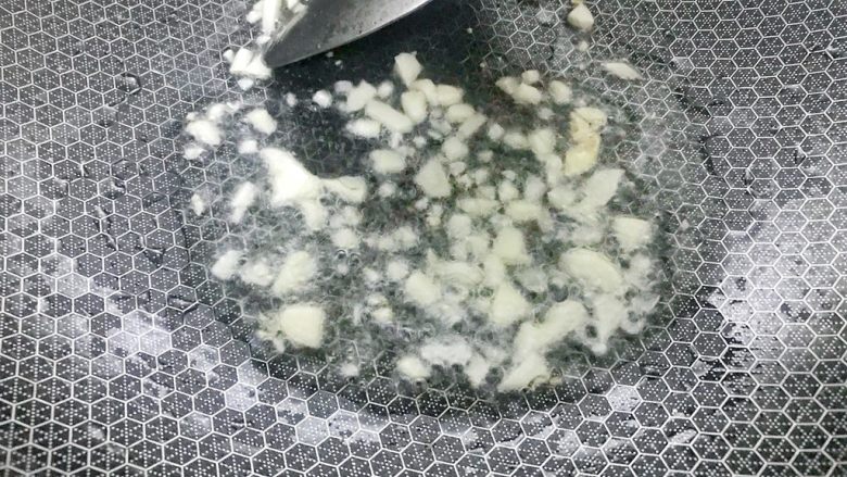 豆腐皮卷香椿,另起油锅,把<a style='color:red;display:inline-block;' href='/shicai/ 6559'>蒜蓉</a>倒入炒香。