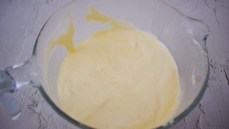 蜂蜜蛋糕,翻拌均匀,装入裱花袋中