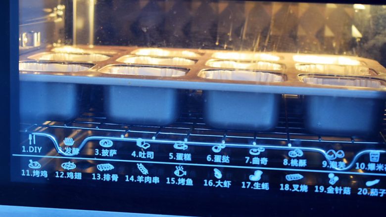 蜂蜜蛋糕,放入预热好的烤箱,上下火150度,中层烤30分钟
