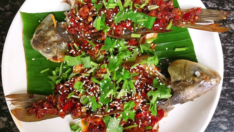 秘制烤鲫鱼,出烤箱是带上防烫手套 移至盘中后撒入香菜和<a style='color:red;display:inline-block;' href='/shicai/ 678'>白芝麻</a> 完美