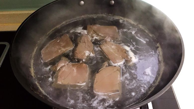爆炒香辣猪血,小火慢煮,焯至猪血凝固