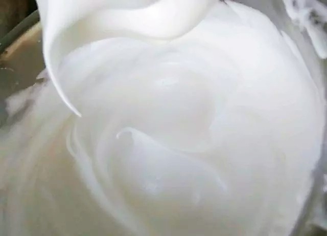 草莓抱抱卷,蛋清加入<a style='color:red;display:inline-block;' href='/shicai/ 919'>柠檬汁</a>,分三次加入细砂糖打发至小弯钩