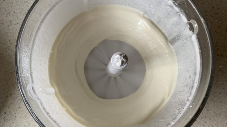 奥利奥木糠杯,打发至微微稠,用电动打蛋器的话打至花纹清晰
