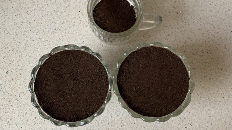 奥利奥木糠杯,最后铺一层饼干碎按平,放入冰箱冷藏一小时以上,口感更佳!