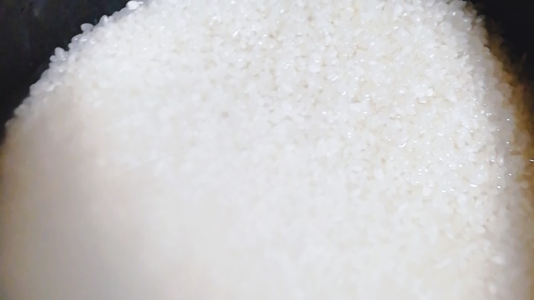 排骨板栗饭,把米泡水15分钟,米的量就是我们平时做米饭的量,一般都是现在买锅送的量杯按照一人一杯的量来。