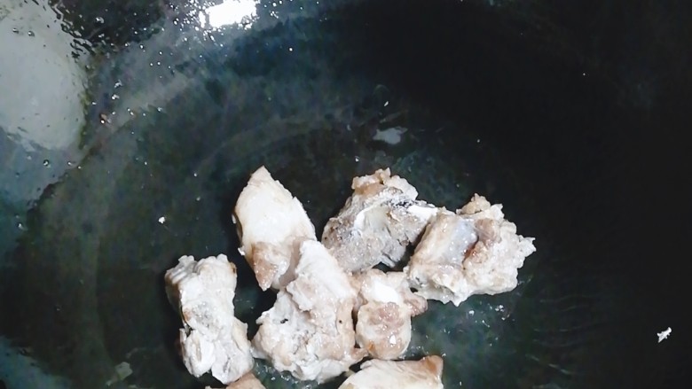 排骨板栗饭,放入排骨,翻炒至变色,金黄色了。