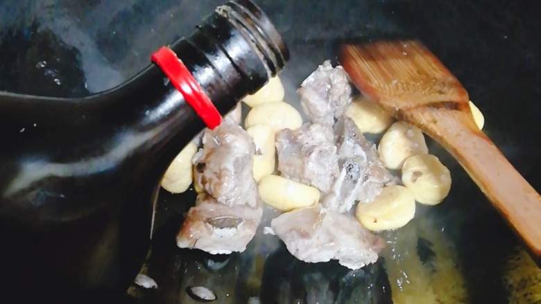 排骨板栗饭,加一勺<a style='color:red;display:inline-block;' href='/shicai/ 718'>料酒</a>,继续翻炒