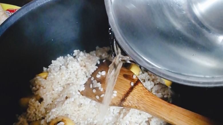 排骨板栗饭,从炒锅里将米饭盛至电饭锅,加入清水,清水的量是平时煮白米饭🍚时的量再加半小碗的量,因为板栗,肉也会吸收些水分。