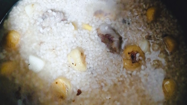 排骨板栗饭,盖上锅盖,开始煮,电饭锅模式调到平时煮米饭的模式就好啦
