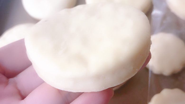山药饼,发酵好的明显变胖,拿在手上比较轻