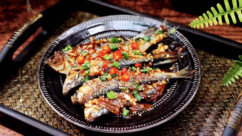 香煎海鲫鱼,把煎好的海鲫鱼盛入盘中,撒上少许<a style='color:red;display:inline-block;' href='/shicai/ 678'>白芝麻</a>,我还加了小米辣。
