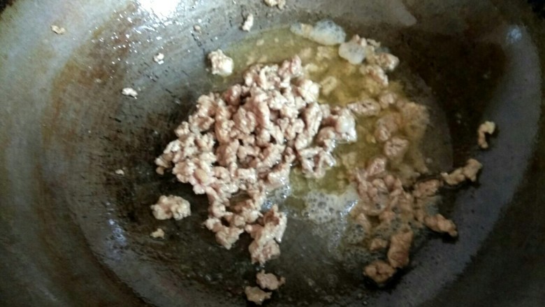 香辣肉沫豆腐,锅中放入适量<a style='color:red;display:inline-block;' href='/shicai/ 857'>植物油</a>,放入几粒花椒,炒出香味,捞出花椒不要,放入肉沫翻炒至变白