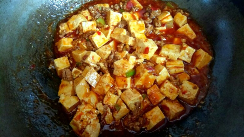 香辣肉沫豆腐,大火烧开,放入淀粉汁,烧开,汤汁粘稠,关火