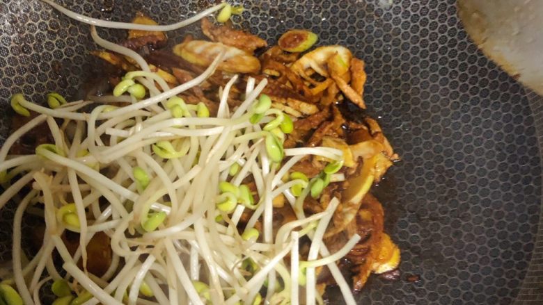 春笋焖面,我比较喜欢豆芽,放了一点,炒到六七成熟