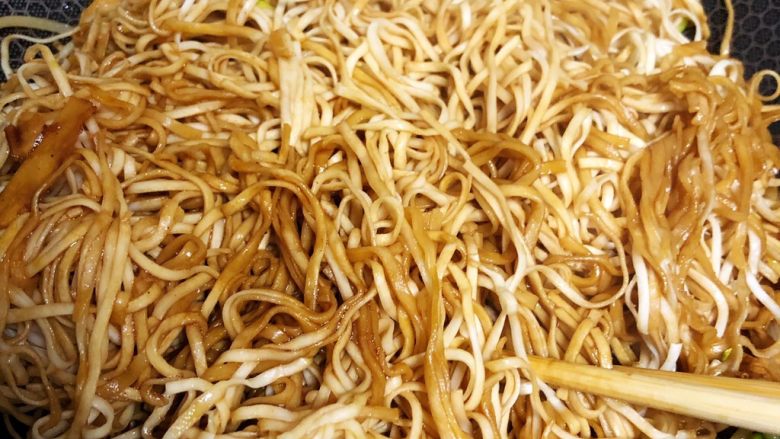 春笋焖面,打开锅盖,把之前盛出的汤汁浇在上面,翻拌一下,再盖上盖蒸五分钟