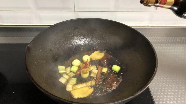 里脊肉干(孜然味),倒入味极鲜和<a style='color:red;display:inline-block;' href='/shicai/ 31426'>红烧酱油</a>