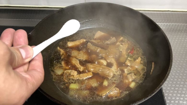 里脊肉干(孜然味),调入食盐再炖10分钟