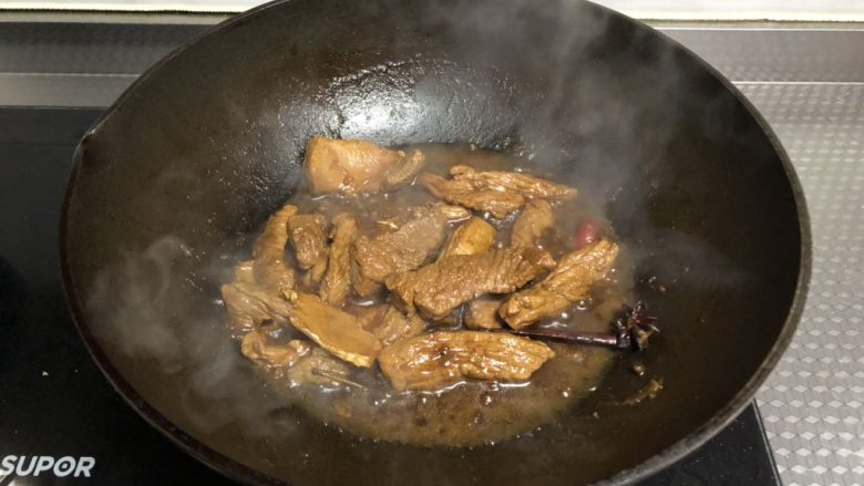 里脊肉干(孜然味),大火收干汤汁,关火