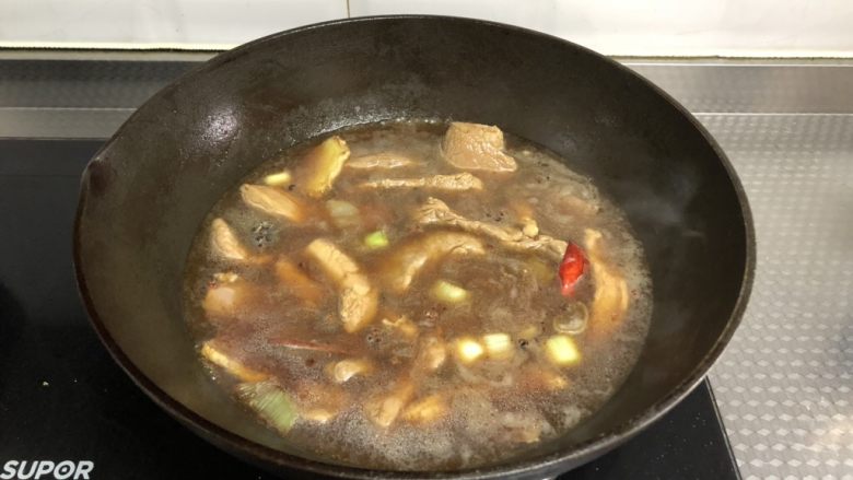 里脊肉干(孜然味),加入稍多清水煮沸