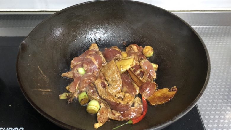 里脊肉干(孜然味),立即倒入肉条翻炒均匀