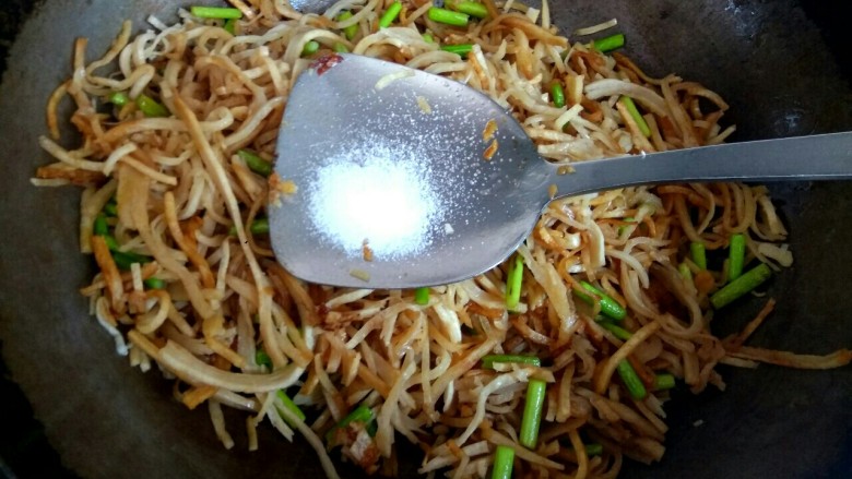 蒜苔炒饼丝,加入适量盐翻炒