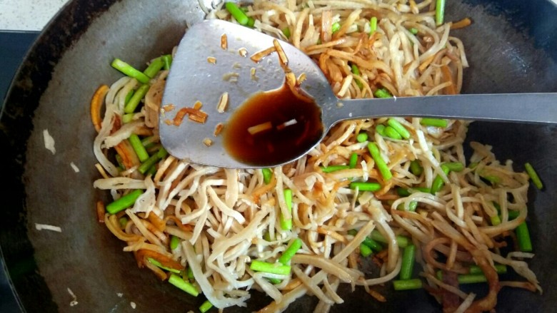 蒜苔炒饼丝,放入一勺醋翻炒