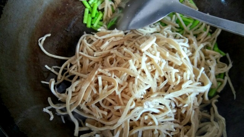 蒜苔炒饼丝,加入饼丝翻炒
