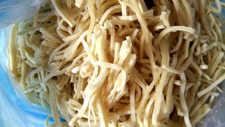 蒜苔炒饼丝,从市场买的切好的适量<a style='color:red;display:inline-block;' href='/shicai/ 7961'>饼丝</a>