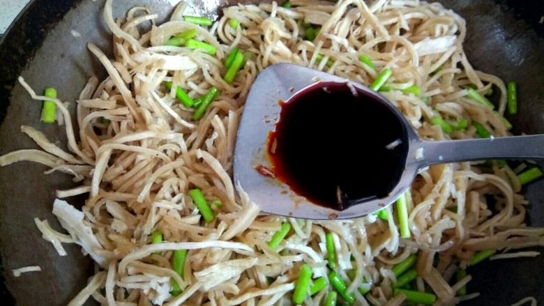 蒜苔炒饼丝,放入两勺<a style='color:red;display:inline-block;' href='/shicai/ 788'>生抽</a>翻炒