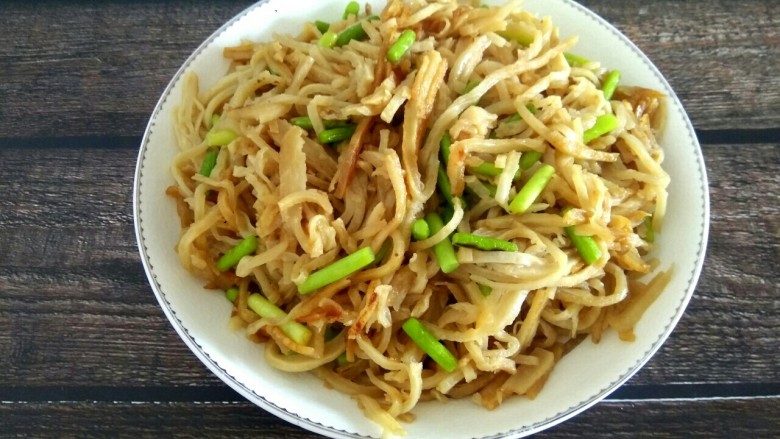 蒜苔炒饼丝,淋入<a style='color:red;display:inline-block;' href='/shicai/ 847'>香油</a>调味